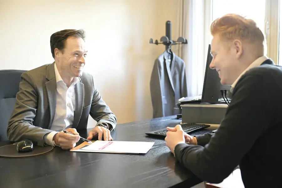 Adviseur en klant bespreken stukken aan een bureau