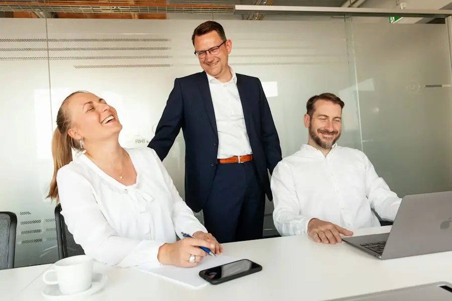 Collega's lachen samen tijdens een overleg op kantoor