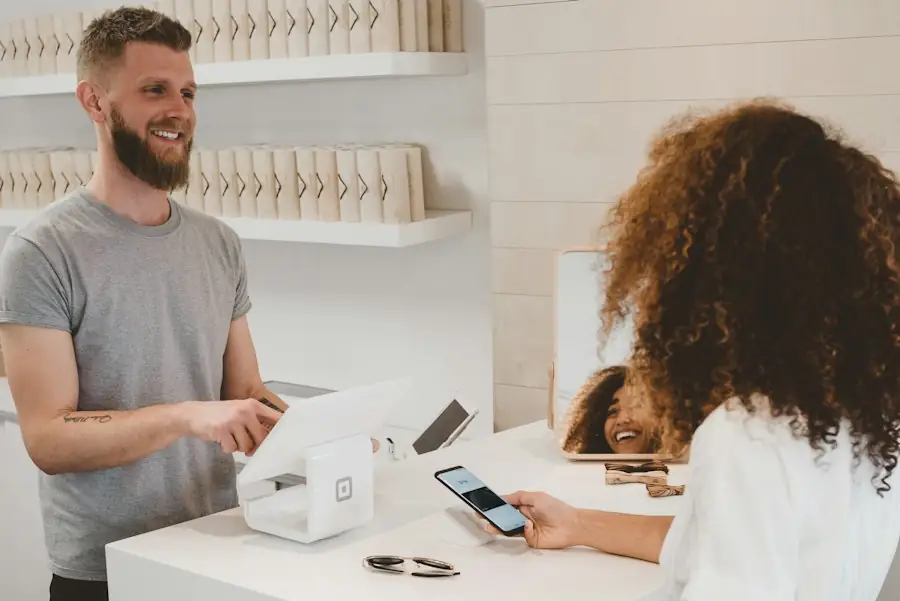Ondernemer helpt een klant aan de balie van zijn winkel
